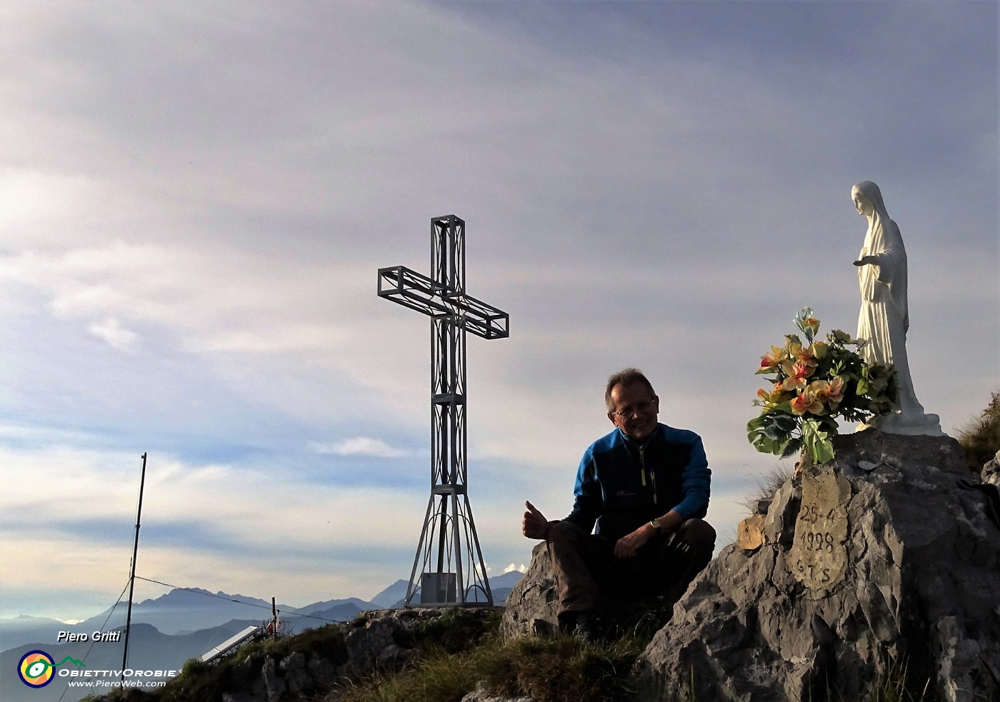 02 Accanto alla Madonnina in Cornagera (1311 m) si eleva ora la nuova croce.JPG -                                